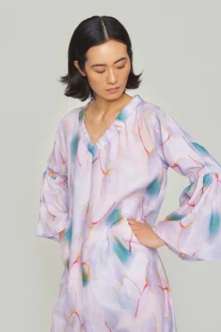 Harukaze kjole med v-hals