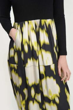 Iki højhalset kjole